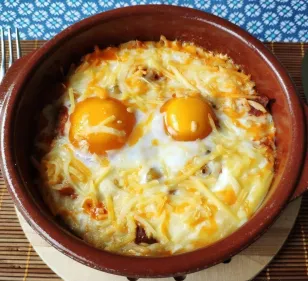 RECETA. Huevos a la cazuela con salsa Mava de chile morita al estilo Mamá de Rocco