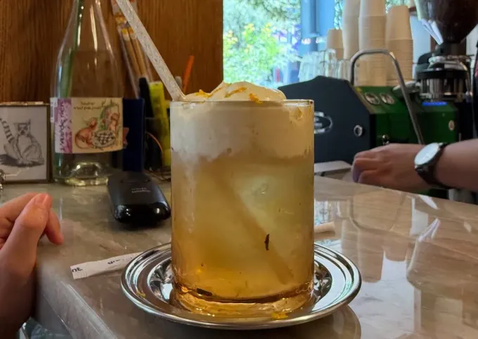 Cafés de NL. Innovación dentro de la nostalgia, ¡Perfecto! Comando Café ofrece una experiencia única dentro de una florería en San Pedro