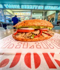 Joker cumple 55 años, conoce su historia de éxito y pasión por el trabajo