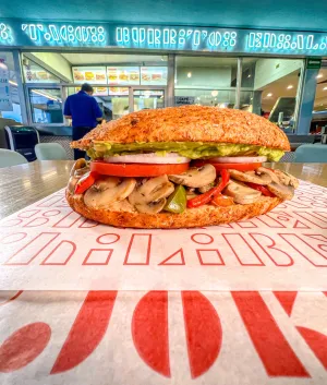 Joker cumple 55 años, conoce su historia de éxito y pasión por el trabajo