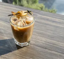 Cafés de NL. El coyotito: una fusión de café espresso con dulce de leche de Linares. La bebida icónica de Montecoyote  en el Obispado
