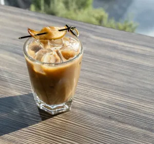 Cafés de NL. El coyotito: una fusión de café espresso con dulce de leche de Linares. La bebida icónica de Montecoyote  en el Obispado