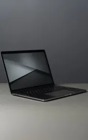 GIVEAWAY. Celebra con nosotros el 10º aniversario de Residente con dos premios: una MacBook Air y una cena privada para 8 personas en Tatemate