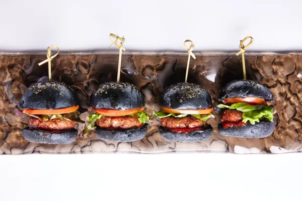 Lo clásico con lo saludable, lo básico con lo 'chic': las Vegan Black Burgers de Sibau ya son "Platillo Icónico de NL"