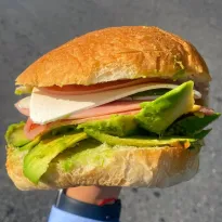 Infografía. Tortas callejeras parte II: jamón, mortadela, queso de puerco, queso amarillo y una cantidad grosera de aguacate, en el centro de MTY