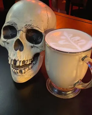 3 "spooky cafés" que están en tendencia en redes sociales, muy 'ad hoc' en esta época del año