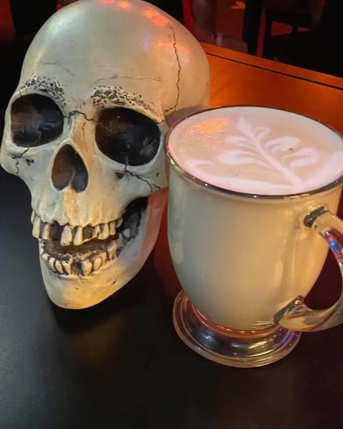 3 "spooky cafés" que están en tendencia en redes sociales, muy 'ad hoc' en esta época del año