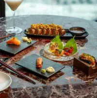La preparación enfrente del comensal ha pasado de las barras de sushi y taquerías al super fine dining. Aquí 3 líderes en este concepto