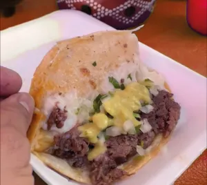 Taquerías icónicas. Tacos mañaneros servidos desde la caja de una pickup. ¿Te atreves a descubrir por qué todos hablan de El Borrego?