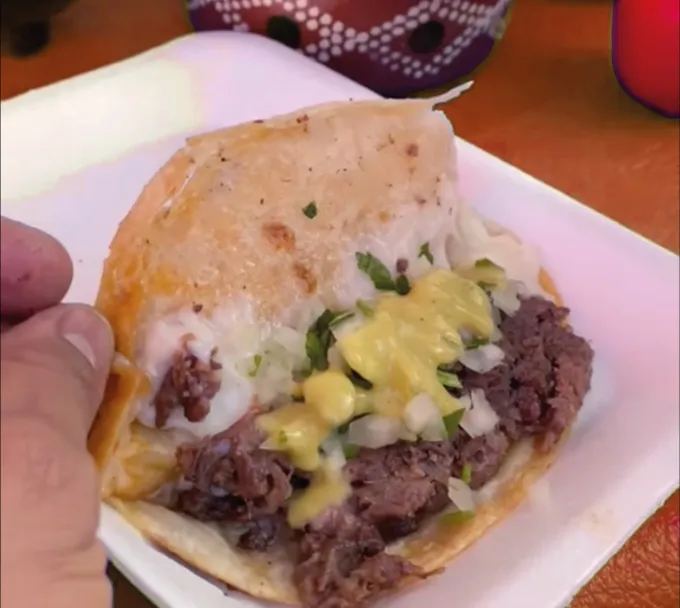 Taquerías icónicas. Tacos mañaneros servidos desde la caja de una pickup. ¿Te atreves a descubrir por qué todos hablan de El Borrego?