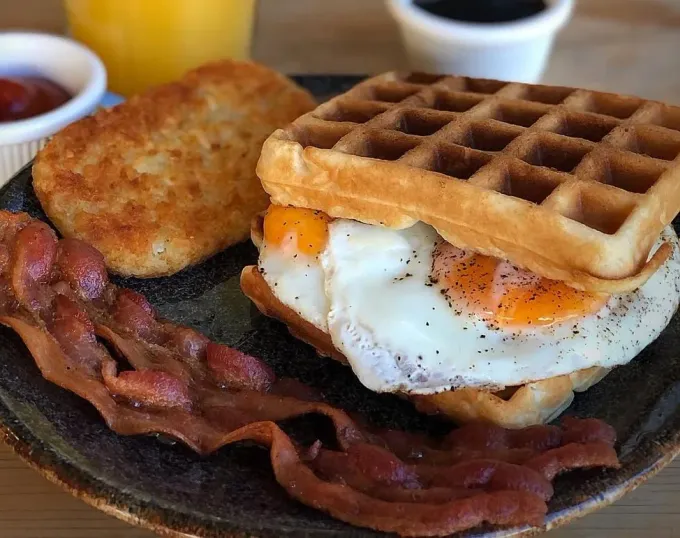 El breakfast sandwich que cambió el pan por waffle y que está dando de qué hablar...