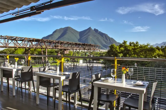 En una ciudad con montañas y edificios debería haber más restaurantes con vista. Por lo pronto, aquí los 7 que encontramos. ¿Conoces otros?