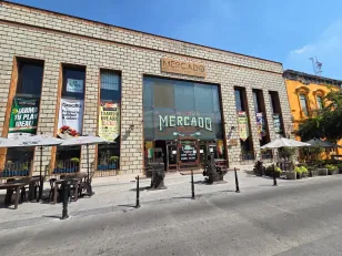 Mercados de NL. 15 restaurantes, antigüedades, cerveza artesanal, vinos, carnes selectas... en Mercado Barrio Antiguo: el más 'fresa' del centro de MTY