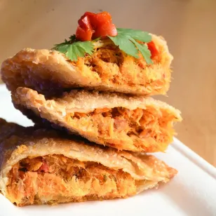 RECETA. Empanadas de carne con papel de arroz y Picadillo de ajo negro con piñones, dos platos ligeros y saludables al estilo Mamá de Rocco