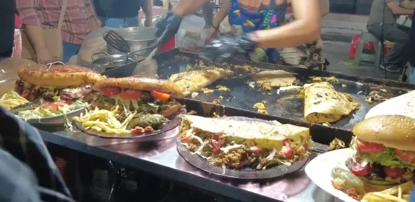 Mercados de NL. De sushi a "rusas", pasando por banderillas, pizzas, tacos, tostadas, chicharrón, elotes, papas asadas y más en el Felipe Carrillo de Escobedo