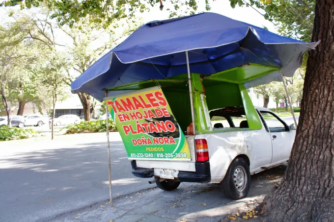 Pollo, puerco, queso y frijol con chorizo: Doña Nora, los tamales de Veracruz, que se venden desde hace 30 años en una camioneta frente al Oxxo de Miravalle