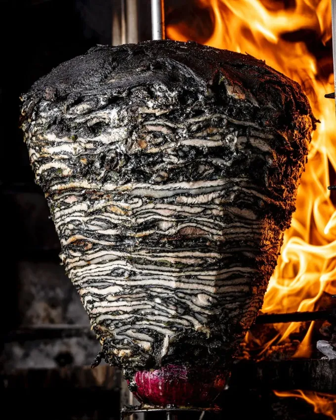 Como que quiere ponerse de moda el trompo negro: una variante con cenizas de chiles secos y sabor ahumado. Aquí tres opciones