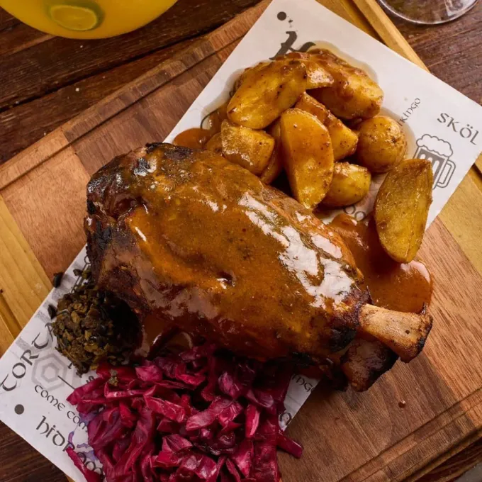 ¿Has probado la comida nórdica? Inmersos en tema Vikingo, estos dos lugares ofrecen chamorro, costillas y pierna de pavo ahumada entre otros