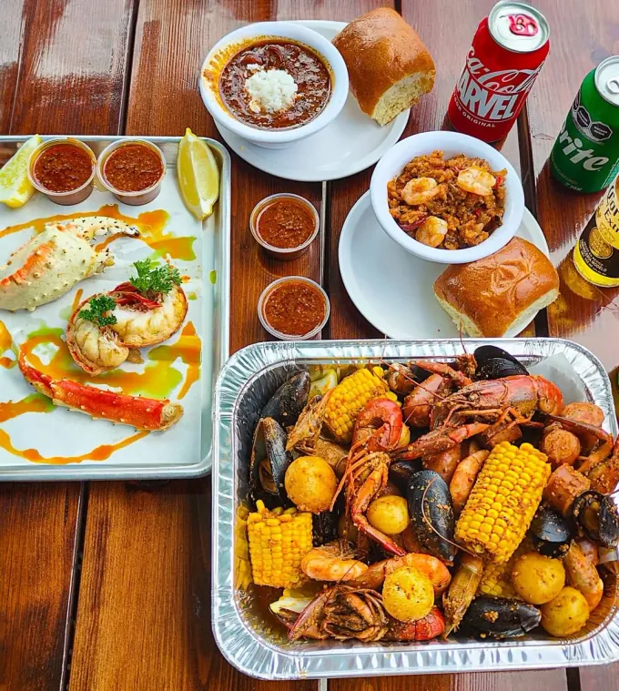 Si no has probado o no te gusta el 'crawfish' estilo Luisiana, que se come con babero, guantes y se sirve en bolsa: no eres 'foodie'. Aquí 2 opciones en GPE y MTY