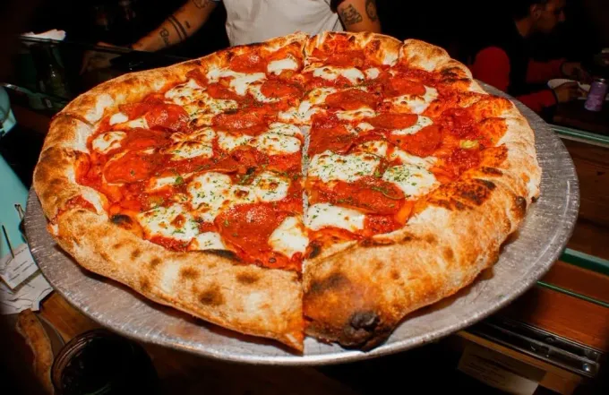 'Pastry' británico al estilo Hidalgo, pizza estilo Nueva York y elotes gigantes de Linares en el Pasillo Tec, mejor conocido como "El Callejón"