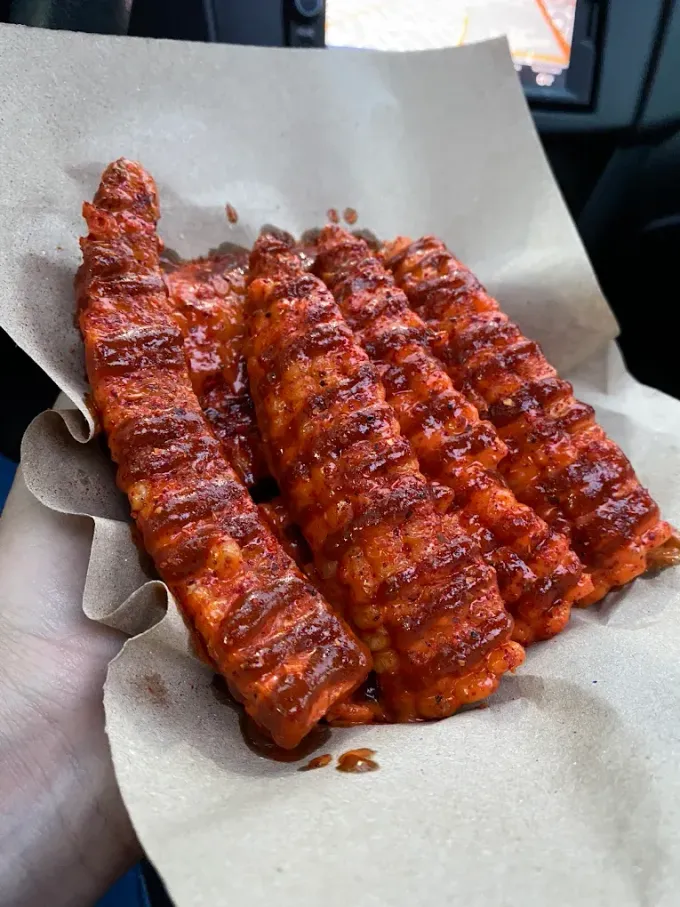 Bañadas en salsas caseras, búfalo, BBQ, chipotle, tajín y más, 5 opciones para probar las costillas de elote que han ganado popularidad recientemente