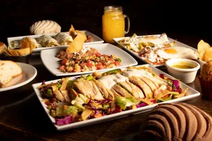 Héroes del servicio Coca-Cola. La receta de éxito de Palax: el sabor regional de sus desayunos servidos las 24 horas, 60 años de tradición y nueve sucursales