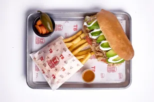 Pierna de puerco, aguacate, lechuga, tomate y crema: los ingredientes que hacen de la Torta Bernal Original un "Platillo Icónico de Nuevo León"