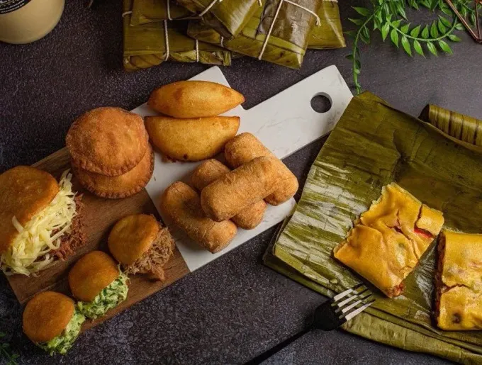 ¿Navidad con sabor internacional? Aquí 3 opciones de restaurantes con menú navideño para llevar: auténtica sazón griega, libanesa y venezolana