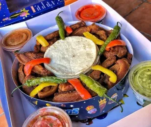 Hay dos Roscas de Reyes con chicharrón de La Ramos: la ya tradicional Chicharrosca y la Rosca de Reyes de la Lety pero con mazapán y chicharrón encima