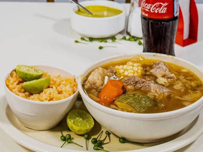 El clásico platillo para curar el frío: caldo de res. Nuestros lectores nos recomendaron 5 fondas y cafeterías en el centro de Monterrey con caldo casero