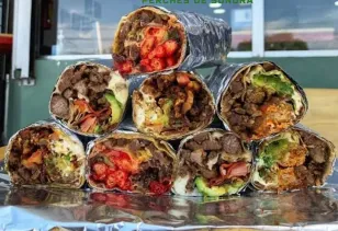 ¿Conoces los percherones? Son burritos gigantes de origen sonorense y sí, ya los puedes probar en Apodaca, NL. Los Patrones: burros nocturnos de carne asada y trompo