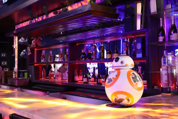 Comida italiana, cortes de carne, personajes en tamaño real, ambiente familiar y sables de luz: The Dark Side, el restaurante temático de Star Wars en MTY