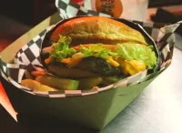 ¿Halloween en enero? ¡Sí! Hay un local de hamburguesas en zona Tec que festeja Halloween todo el año: inflables, decoración alusiva, hambuuurguesas y malteadas