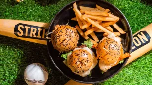 Deportes, simuladores y comfort food. 7 opciones de restaurantes con entretenimiento: boliche, golf, béisbol y Fórmula 1