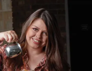 De la mesa a la red: El arte de celebrar la cocina con Denisse Castillo