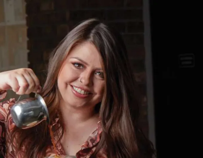 De la mesa a la red: El arte de celebrar la cocina con Denisse Castillo