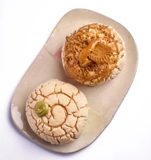 Por sus sabores y textura suave, la concha de vainilla rellena de Pistella y la concha con galleta Biscoff de Doña Concha ya son "Platillo Icónico de NL"