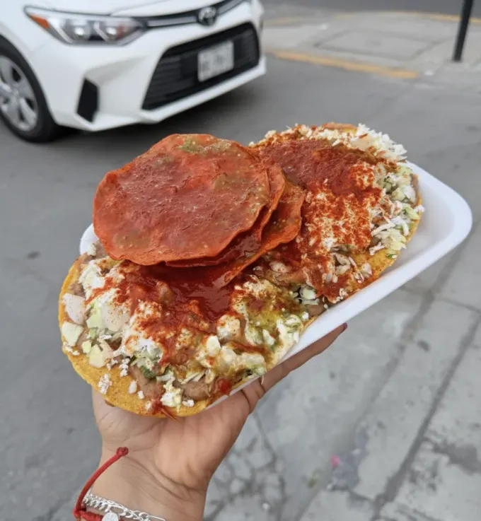 La Azteca: tostadas y duritos de tradición en Guadalupe, más de 35 años de experiencia, 3,000 reseñas y largas filas para entrar