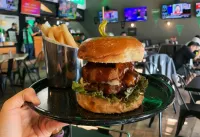 ¿Listos para la jornada deportiva? Aquí 3 sports bar con ambiente 100% familiar para ver la NFL y el fútbol: Strikers Sports Joint, Colton's y La Forta