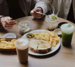 Novedades. Continúa la fascinación por el café y las bebidas preparadas. Aquí las aperturas recientes en SPG y MTY: Roseta, Road and Roast y Zen Coffee