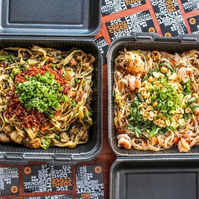 Tendencia: los noodle bars, diseñados para crear tu wok a la medida con verduras, carne, pollo, tofu, y más de 7 salsas. Aquí Nooda y Toshi Tiger en MTY