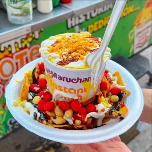 Para saciar el antojo y calentarse en el frío, aquí 3 opciones en San Nicolás que ofrecen elote preparado con Maruchan: sopa instantánea, aderezos y toppings