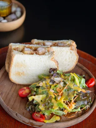 Casi todos los lugares japoneses de NL ofrecen sushi, pero no todos tienen sando: un sándwich suave relleno de huevo o cerdo. Aquí 3 opciones en SP y MTY