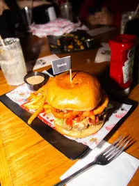 Draco Wings & Ribs: el restaurante temático de Harry Potter en el Centro de Monterrey. Comfort food, platillos de la saga, capas, pociones y pantallas