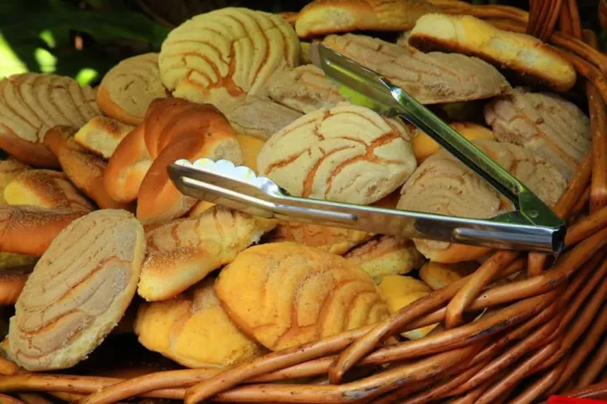 Ruta de mercados. Mercado Astros, sábados por la tarde en ESC, ropa, accesorios y mucha variedad de comida: pan de canasta, elotes, tacos y turrón estilo Guadalajara