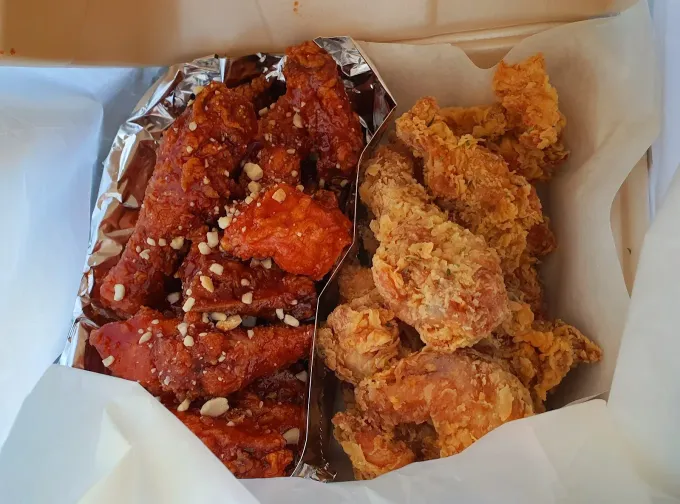 Dicen que el pollo frito coreano es más crujiente. ¿Será? Nuestros lectores nos recomendaron 3 opciones en Apodaca: Cocorico, Mama Chicken House y Dak Café