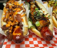 House of Dogs: hot dogs y hamburguesas gourmet al estilo Nueva York en un local pequeño en Distrito Tec. Según los estudiantes, son "los mejores hot dogs de la zona"