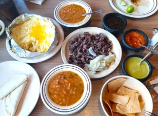 ¿Sabías que los frijoles charros, ese complemento básico de las parrilladas, nacieron como un platillo improvisado? Aquí 5 recomendaciones que los ofrecen