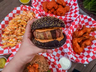 Guabos Foodtruck: el carrito especializado en comfort food con 10 años en Apodaca, más de 2,600 reseñas y popular por sus hamburguesas grandes con recetas creativas