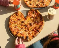 9/02 Día de la pizza. La pizza en forma de corazón se ha vuelto un clásico de San Valentín. Aquí 13 restaurantes que la ofrecen para celebrar el Día del Amor